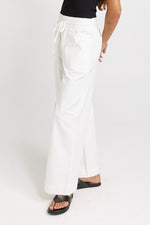 Load image into Gallery viewer, Betty Basics Saffra Relax Leg Jean [CLR:WHITE SZ:8]
