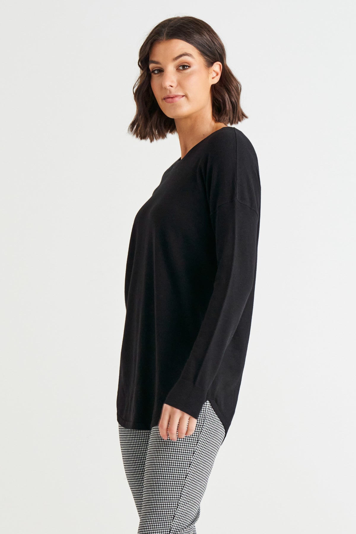 Betty Basics Sophie Lightweight Relaxed Knit Jumper - Black [CLR:BLACK SZ:8]