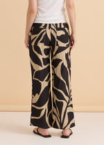 Load image into Gallery viewer, Betty Basics Sutton Relaxed Pant - Monochrome Floral [SZ:8]
